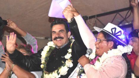 Manfred Reyes Villa durante la inauguración de la casa de campaña de Creemos en Cochabamba