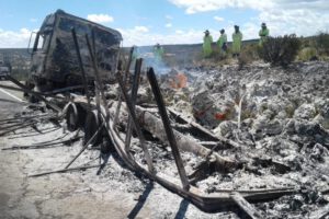Camiones incinerados en la vía Patacamaya – Tambo Quemado