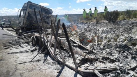 Camiones incinerados en la vía Patacamaya – Tambo Quemado