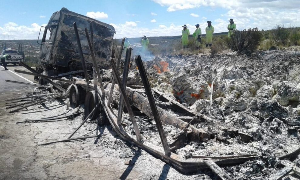 Camiones incinerados en la vía Patacamaya – Tambo Quemado