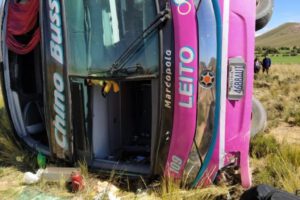 Bus que llegó a Oruro volcó dejando varios heridos