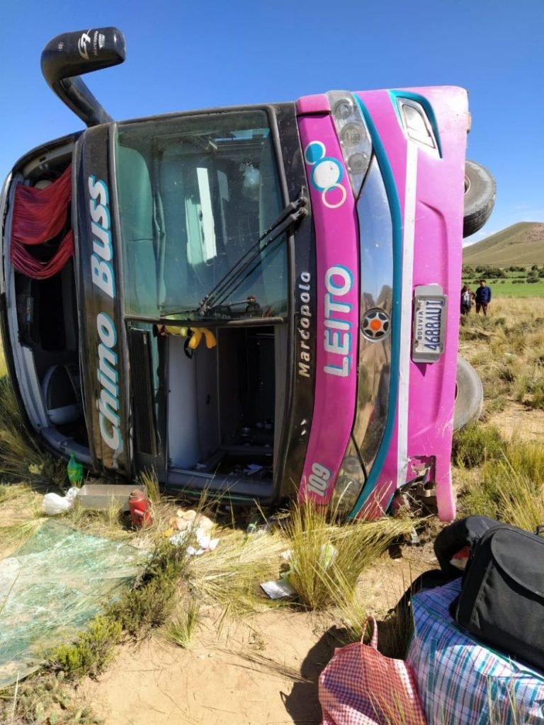 Bus que llegó a Oruro volcó dejando varios heridos