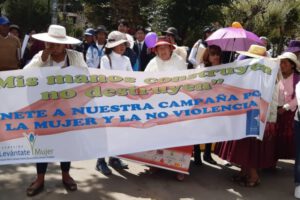 Mujeres marchan en defensa de sus derechos