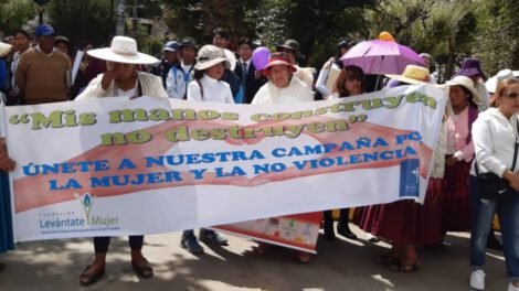 Mujeres marchan en defensa de sus derechos
