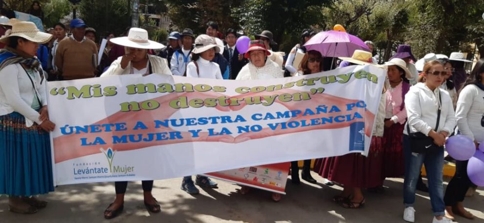 Mujeres marchan en defensa de sus derechos