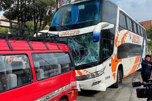 Choque múltiple en La Paz protagonizado por un ómnibus