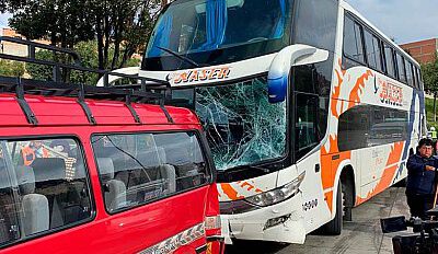 Choque múltiple en La Paz protagonizado por un ómnibus