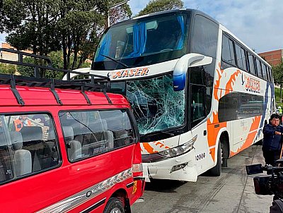 Choque múltiple en La Paz protagonizado por un ómnibus