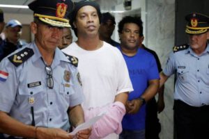 Ronaldinho llegando a la audiencia en Paraguay