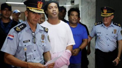 Ronaldinho llegando a la audiencia en Paraguay