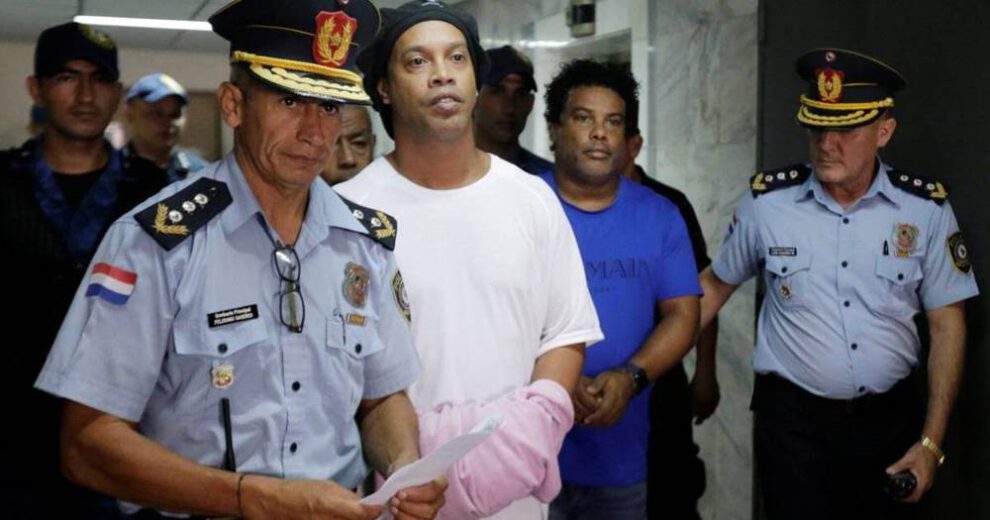Ronaldinho llegando a la audiencia en Paraguay