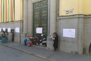 Gremiales bloqueando la Alcaldía exigiendo resolución de peticiones