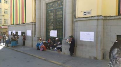 Gremiales bloqueando la Alcaldía exigiendo resolución de peticiones