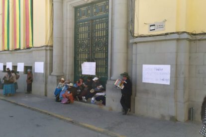 Gremiales bloqueando la Alcaldía exigiendo resolución de peticiones
