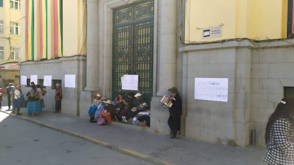 Gremiales bloqueando la Alcaldía exigiendo resolución de peticiones