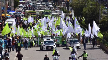 Vagonetas del Estado en campaña de la alianza Juntos en El Alto