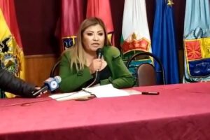 Denisse Villca en conferencia de prensa sobre persecución política