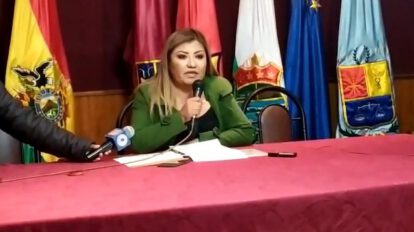 Denisse Villca en conferencia de prensa sobre persecución política