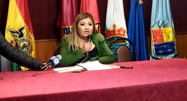 Denisse Villca en conferencia de prensa sobre persecución política