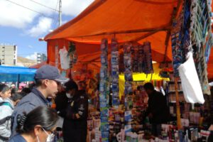 Control de precios de barbijos y alcohol en gel en Oruro