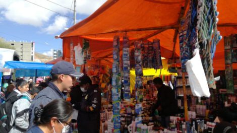 Control de precios de barbijos y alcohol en gel en Oruro