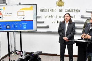 plataforma para tramitar visas online presentada por el Ministro de Gobierno Arturo Murillo y el Director General de Migración Marcel Rivas