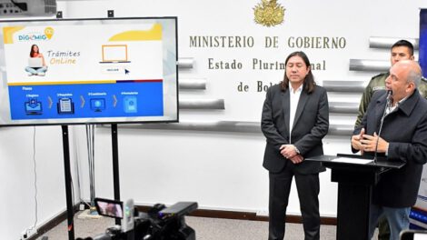 plataforma para tramitar visas online presentada por el Ministro de Gobierno Arturo Murillo y el Director General de Migración Marcel Rivas