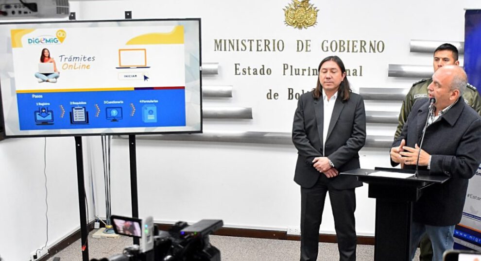 plataforma para tramitar visas online presentada por el Ministro de Gobierno Arturo Murillo y el Director General de Migración Marcel Rivas