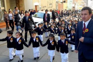 Alumnos del Colegio Anglo Americano celebrando el Día de la Bolivianidad