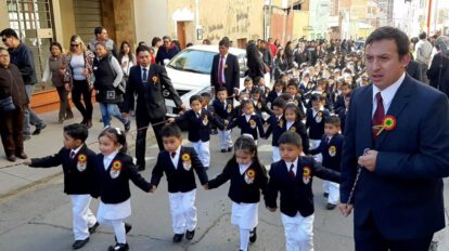 Alumnos del Colegio Anglo Americano celebrando el Día de la Bolivianidad