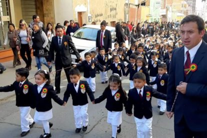 Alumnos del Colegio Anglo Americano celebrando el Día de la Bolivianidad