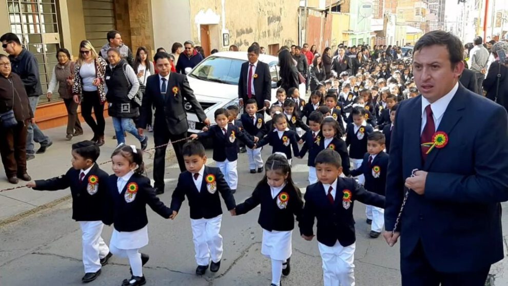 Alumnos del Colegio Anglo Americano celebrando el Día de la Bolivianidad