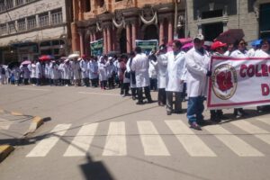 Gran Marcha de Mandiles Blancos convocada por médicos en Oruro