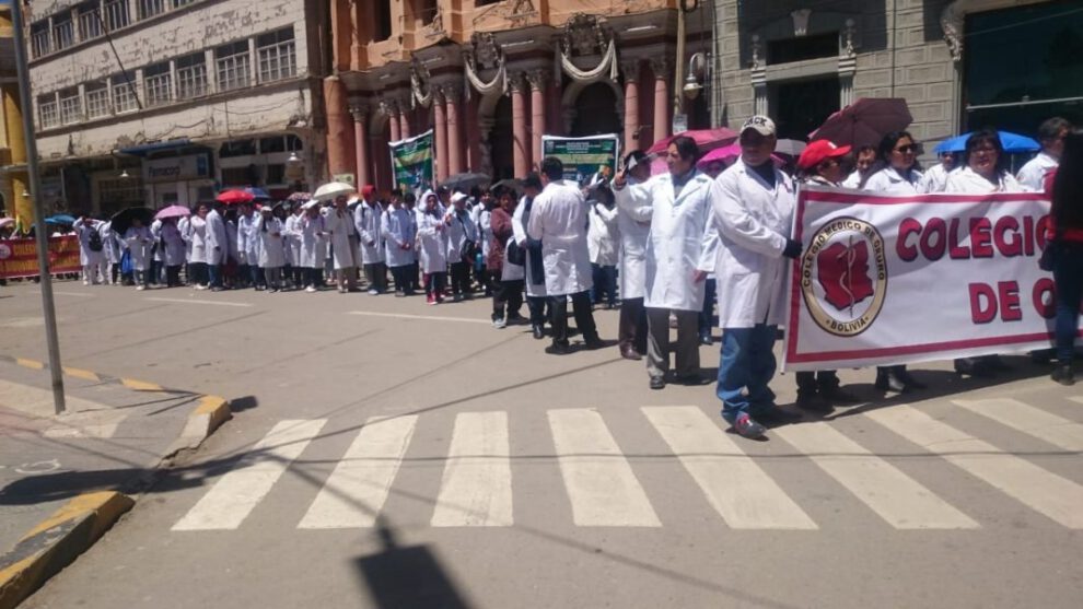 Gran Marcha de Mandiles Blancos convocada por médicos en Oruro
