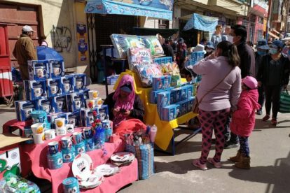 Día del Padre en Oruro con comerciantes vendiendo regalos