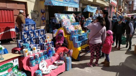 Día del Padre en Oruro con comerciantes vendiendo regalos