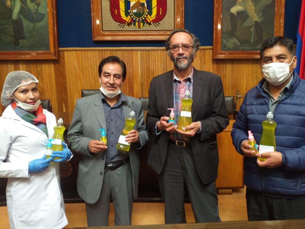 Iniciativa orureña en contra del virus: Alcohol en gel elaborado por docentes de la UTO