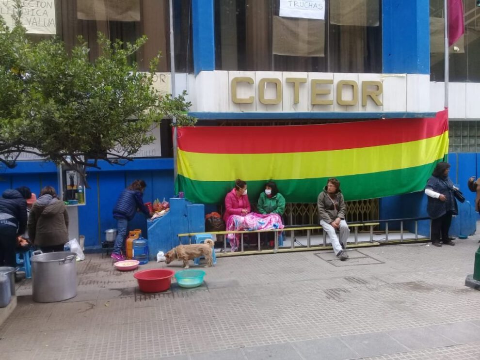 Mujer se crucificó en demanda de intervención en Coteor