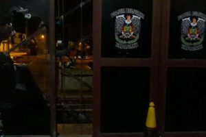 Mototaxistas en Yapacaní atacan el Comando Policial