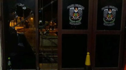 Mototaxistas en Yapacaní atacan el Comando Policial