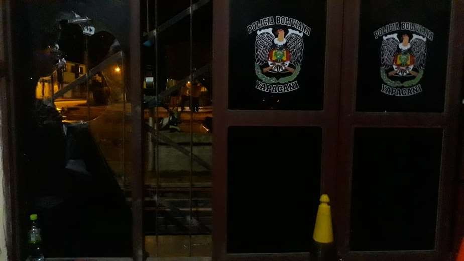 Mototaxistas en Yapacaní atacan el Comando Policial