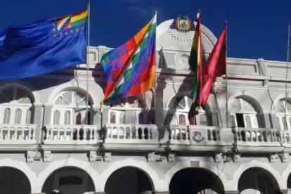 Día del Mar con la bandera marítima en Oruro
