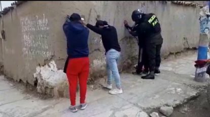 Jóvenes arrestados con bebidas alcohólicas durante la cuarentena
