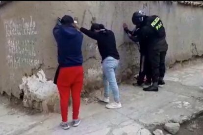 Jóvenes arrestados con bebidas alcohólicas durante la cuarentena