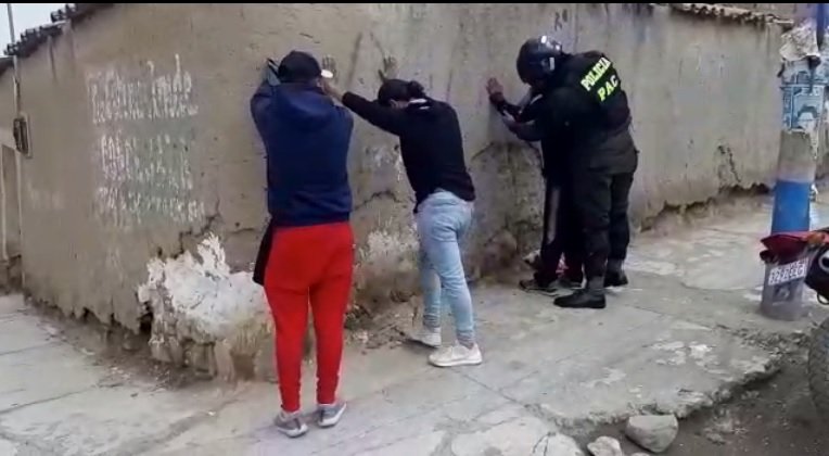 Jóvenes arrestados con bebidas alcohólicas durante la cuarentena