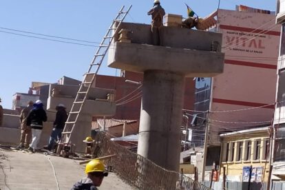 Obreros inspeccionando el paso a desnivel de la Avenida del Ejército
