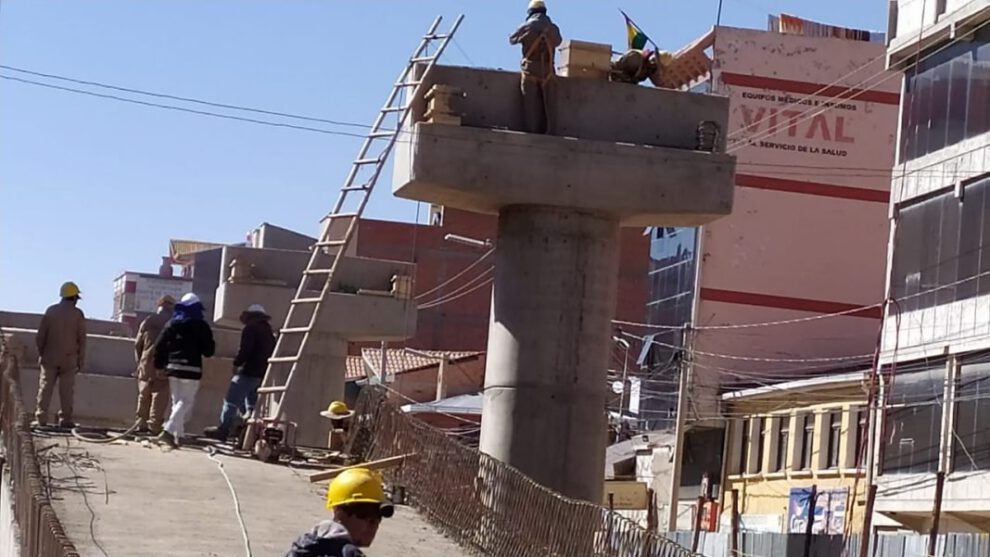Obreros inspeccionando el paso a desnivel de la Avenida del Ejército
