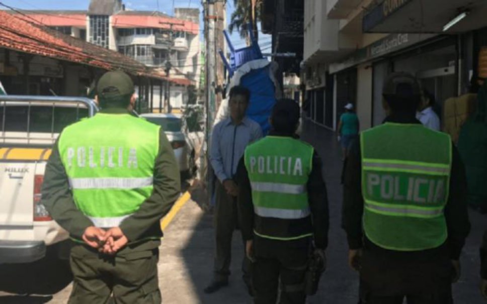 Policías dados de baja por infringir la cuarentena en Santa Cruz