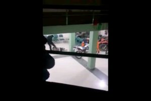 Policía agredió a infractor durante la cuarentena en Huanuni