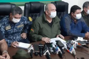 Ministro Murillo amenaza con meter preso al director del SEDES